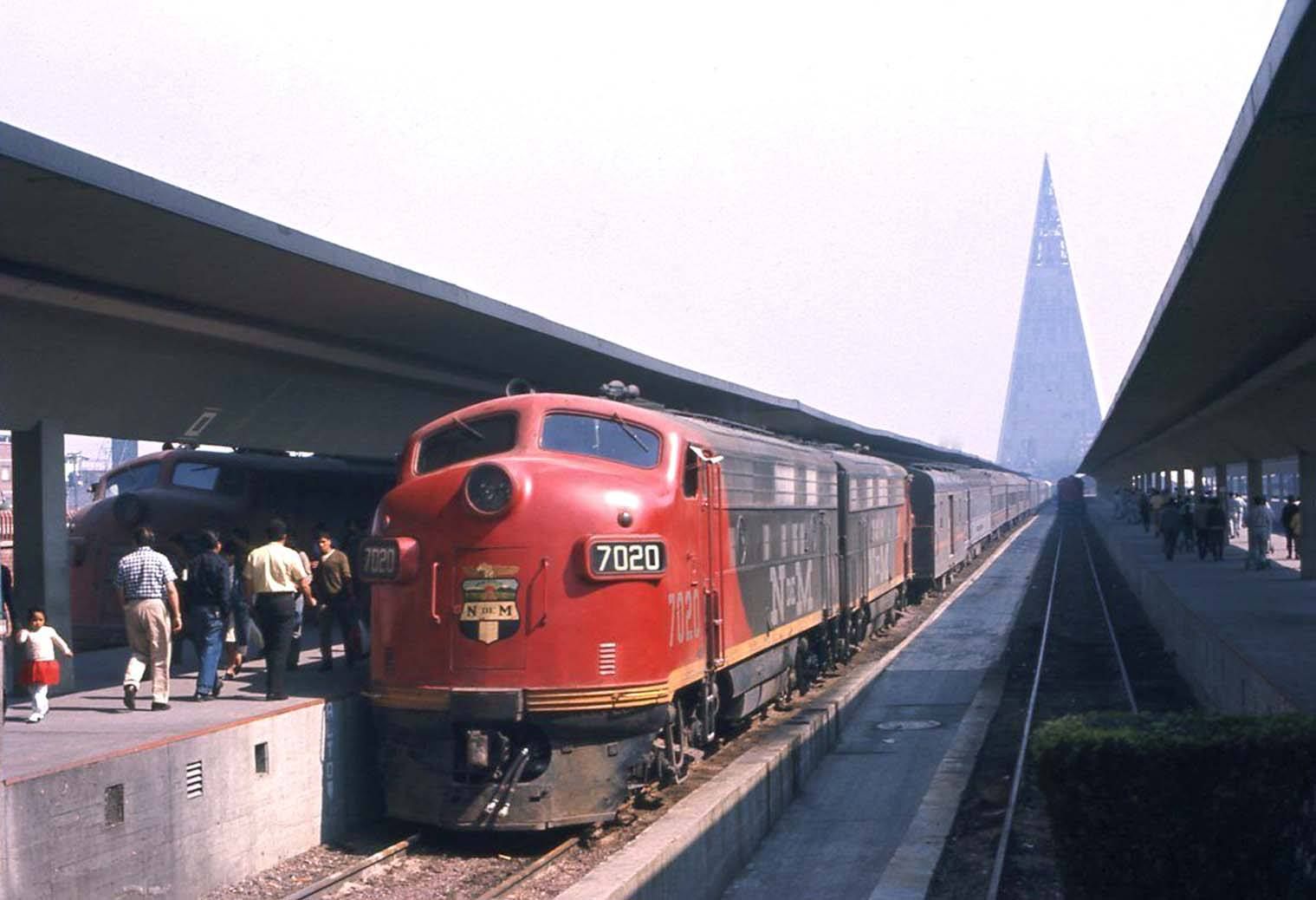 Locomotora_en_tren_de_pasajeros,_años_1960s